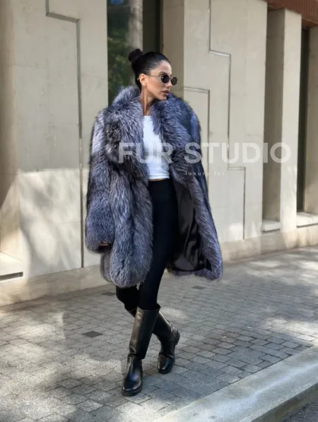 Удлиненная шуба из чернобурой лисы - фото 9
