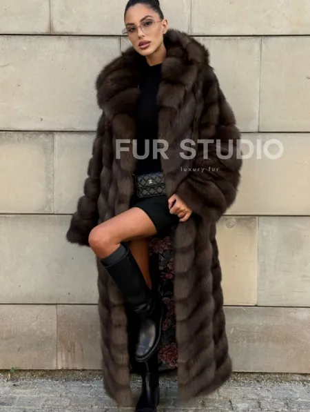 Удлиненная шуба из меха куницы с капюшоном - фото 9