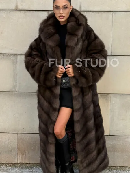 Удлиненная шуба из меха куницы с капюшоном - фото 6