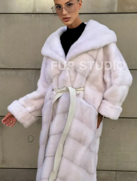 Шуба в диагональной выкладке меха норки White ice с капюшоном - фото 5