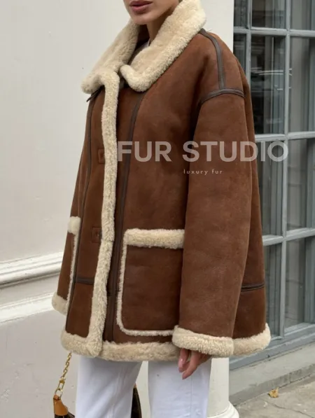 Современная коричневая дубленка из меха кёрли «Casual style» - фото 6