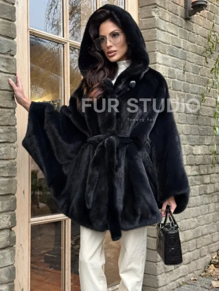 Меховое пончо из скандинавской норки с капюшоном - черный изумруд - фото 0