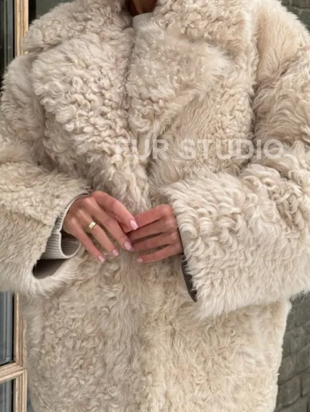 Светлая короткая шуба из испанской овчины - фото 1