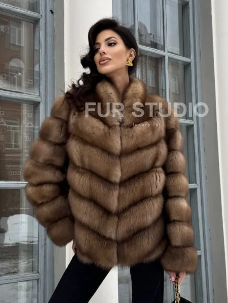 Шуба из меха куницы с V-образным воротником - фото 8