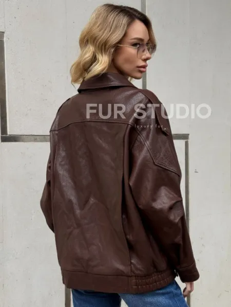 Коричневая кожаная курточка - бомбер на молнии - фото 5