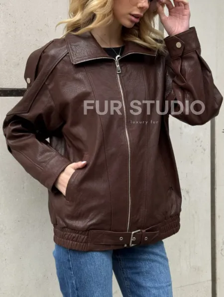 Коричневая кожаная курточка - бомбер на молнии - фото 1