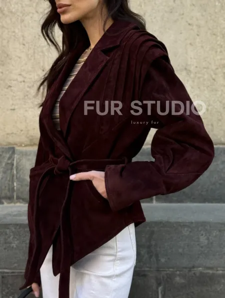 Модная приталенная куртка с плечами в стиле 90-х - фото 4