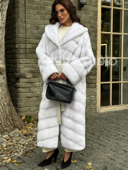 Белая норковая шуба с капюшоном - фото 3