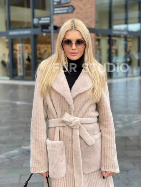 Шуба из натуральной шерсти в бежевом оттенке - фото 0