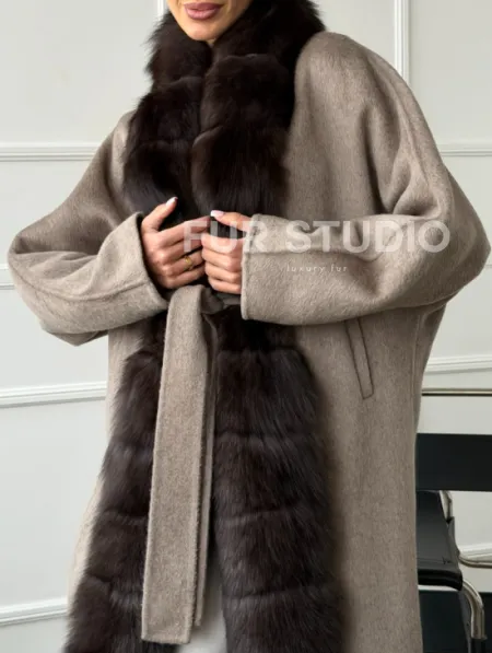 Длинное пальто с мехом финского песца - фото 2