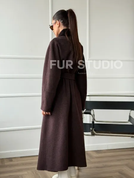 Длинное демисезонное пальто с мехом норки - фото 11