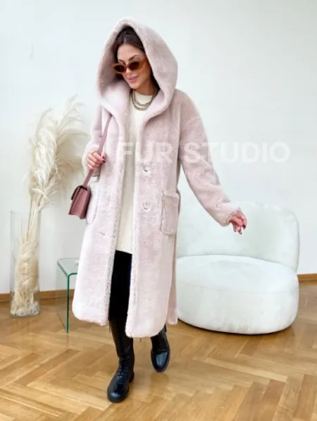 Шуба из натуральной шерсти с капюшоном под пояс - фото 3