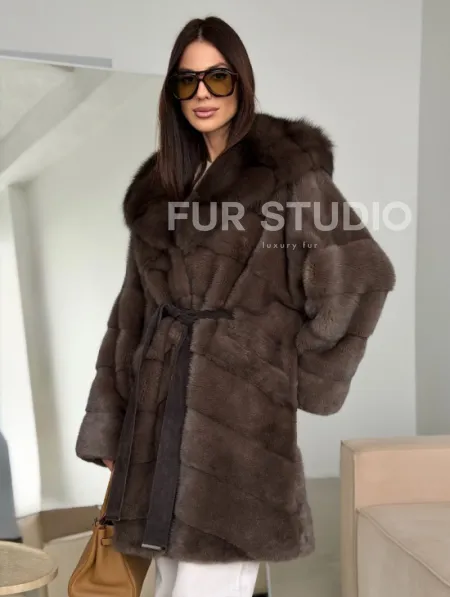 Шуба норковая с капюшоном из куницы - фото 0
