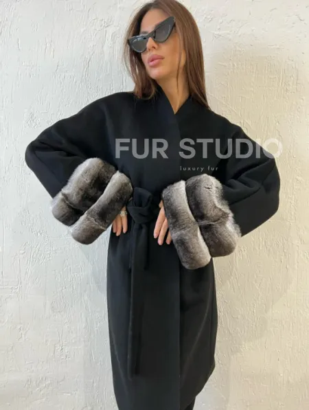 Пальто с мехом шиншиллы - цвет черный - фото 0