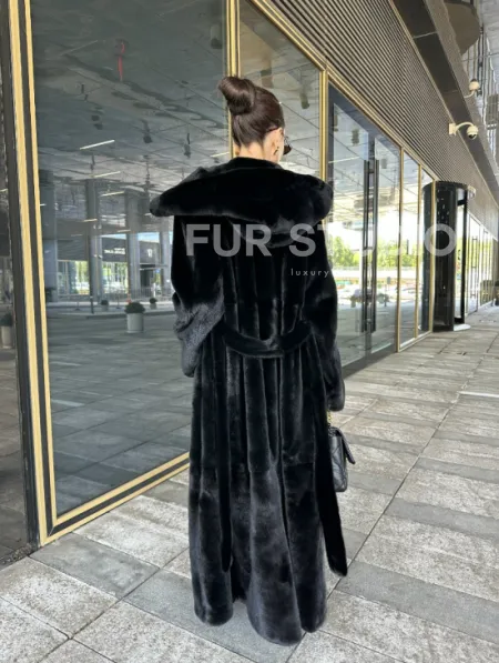 Удлиненная шуба из норки BLACKGLAMA с капюшоном - фото 11