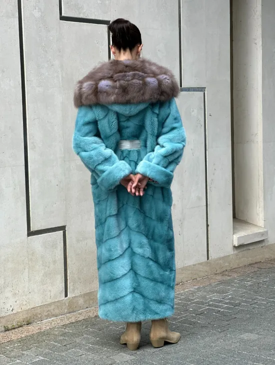 Удлиненная норковая шуба с капюшоном из меха куницы - цвет Тиффани - фото 9
