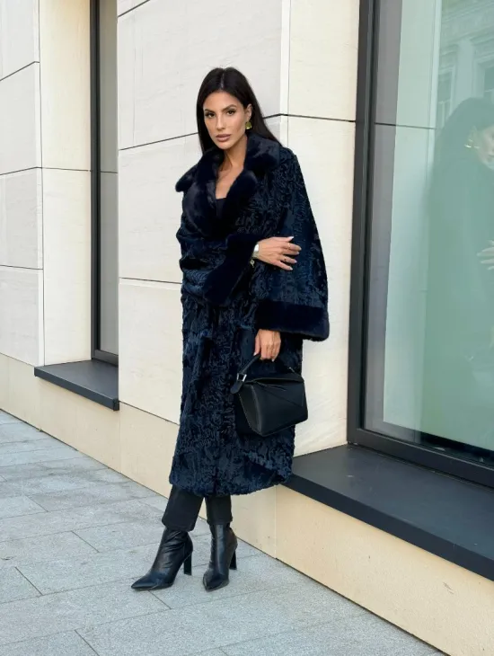 Шуба из каракуля Indigo Blue с отделкой из меха норки, фасон кокон - фото 8