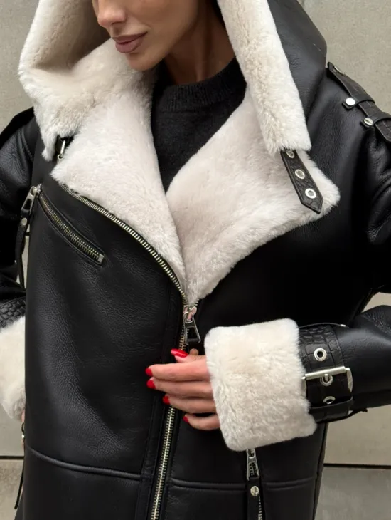 Черная удлиненная дубленка авиатор  с капюшоном на белой овчине - фото 1