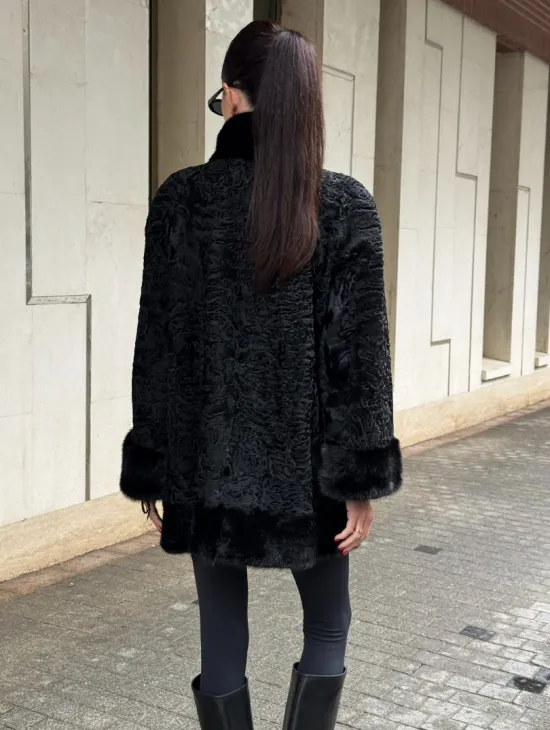 Черное полупальто из меха каракульчи, стойка воротник и манжет из норки - фото 10
