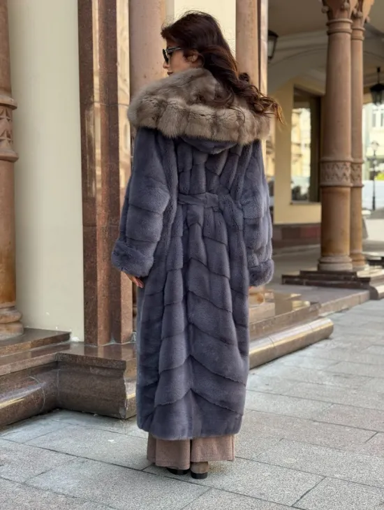 Удлиненная женская норковая шуба паркет с капюшоном из меха куница - фото 4