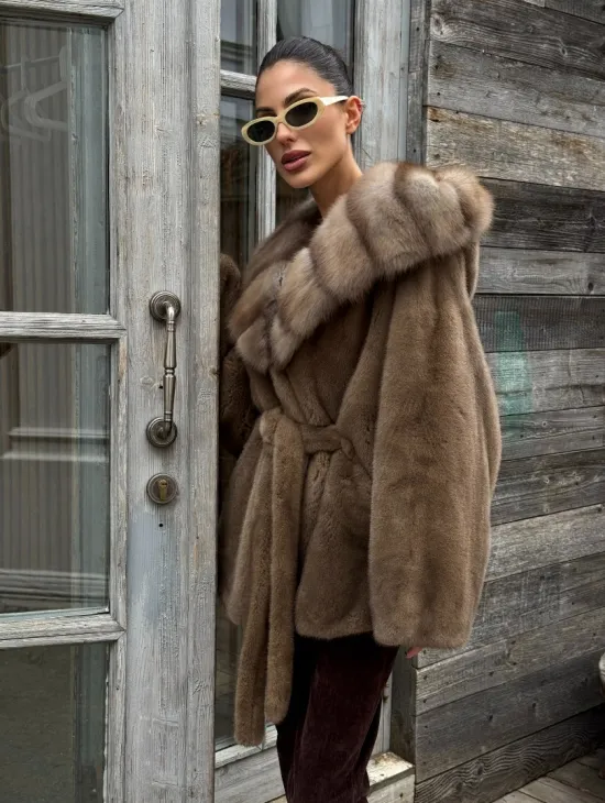 Шуба Luxury Fashion из плюшевой норки VELVET с капюшоном из меха куницы - фото 5