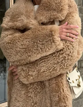 Шуба - дубленка из овчины в бежевом цвете - фото 2