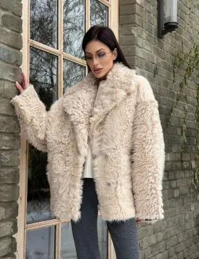 Светлая короткая шуба из испанской овчины - фото 12