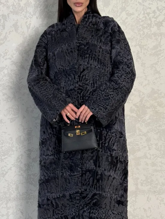 Длинная шуба из каракуля в цвете графит - фото 2