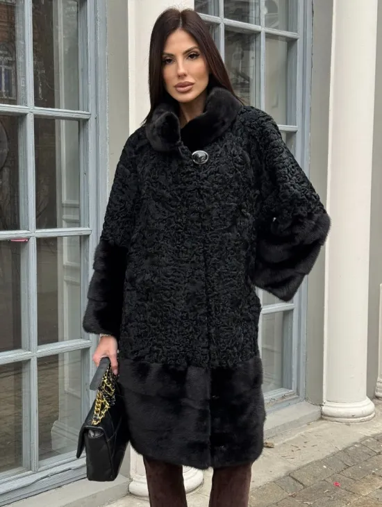 Черная шуба из меха каракульчи с отделкой из меха норки - фото 0