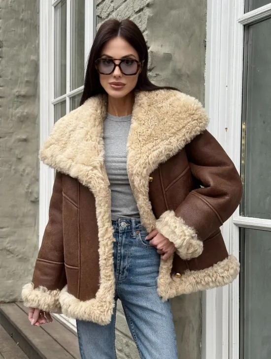 Коричневая женская дубленка с воротником «Челси» из овчины тиградо - фото 5