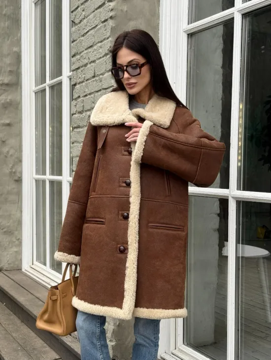 Удлиненная женская дубленка из меха мериноса на пуговицах - фото 11