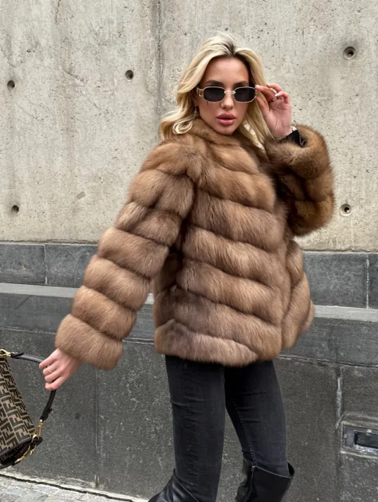 Полушубок из куницы с V-образным воротником - фото 7