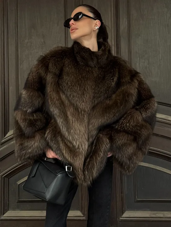 Полушубок из натурального меха енота с воротником стойка - фото 3