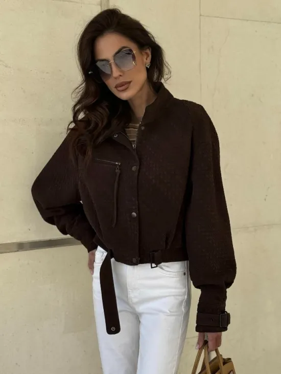 Кроп - бомбер из плетеной замшевой кожи в цвете шоколад - фото 8