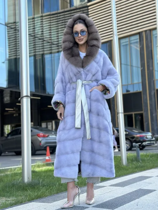 Удлиненная голубая норковая шуба с капюшоном из куницы - фото 9