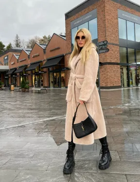 Шуба из натуральной шерсти в бежевом оттенке - фото 2