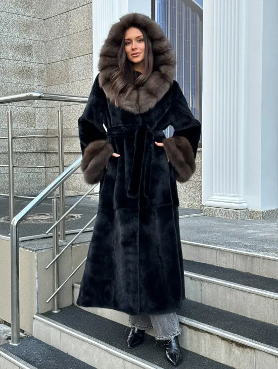 Черная шуба из меха SAGA FURS с отделкой из куницы - фото 6