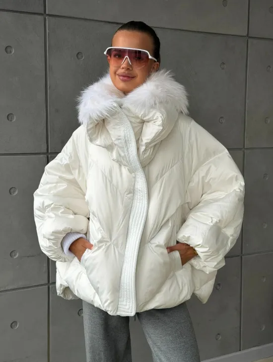 Белый зимний пуховик с мехом - фото 9