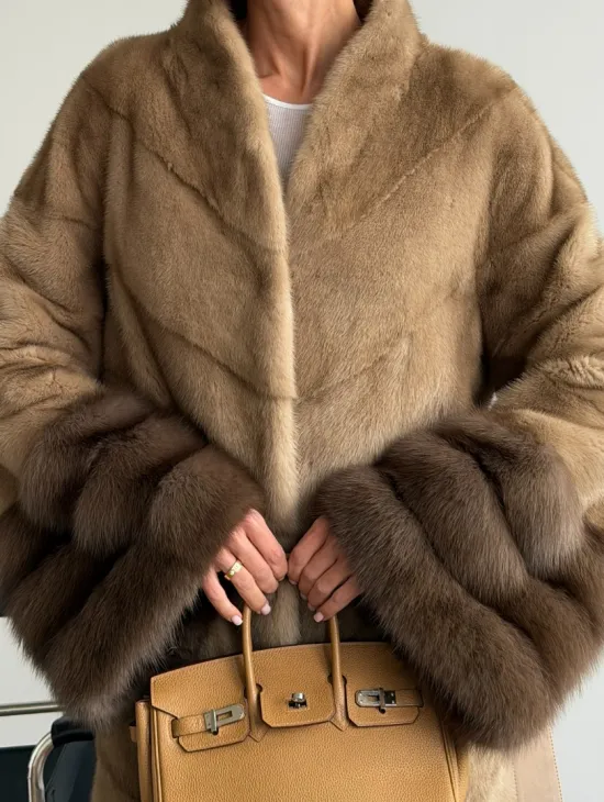 Бежевая норковая шуба с отделкой на рукавах из куницы - фото 1