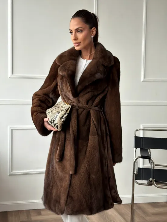 Норковая шуба средней длины со шлицами по бокам - фото 9