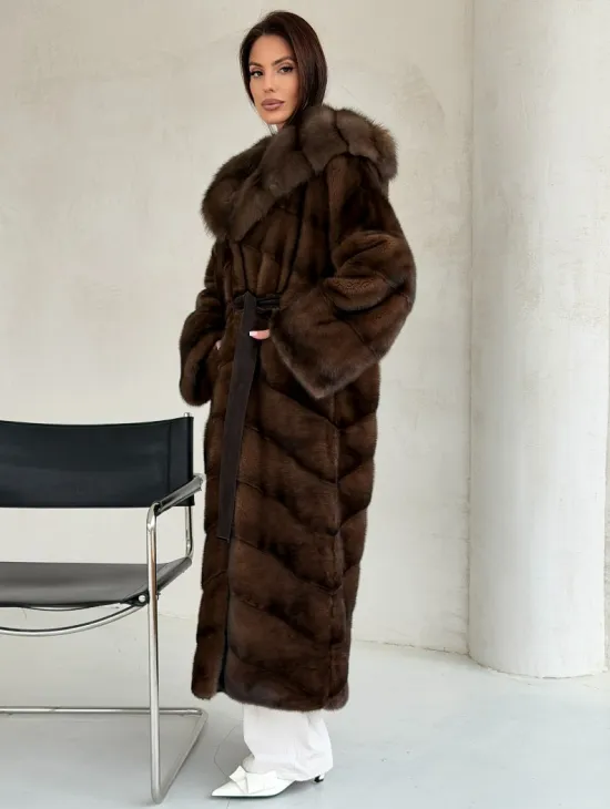Норковая шуба цвета «орех» с капюшоном из куницы - фото 4