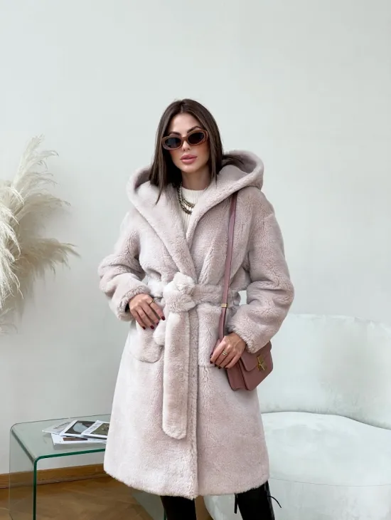 Шуба из натуральной шерсти с капюшоном под пояс - фото 4