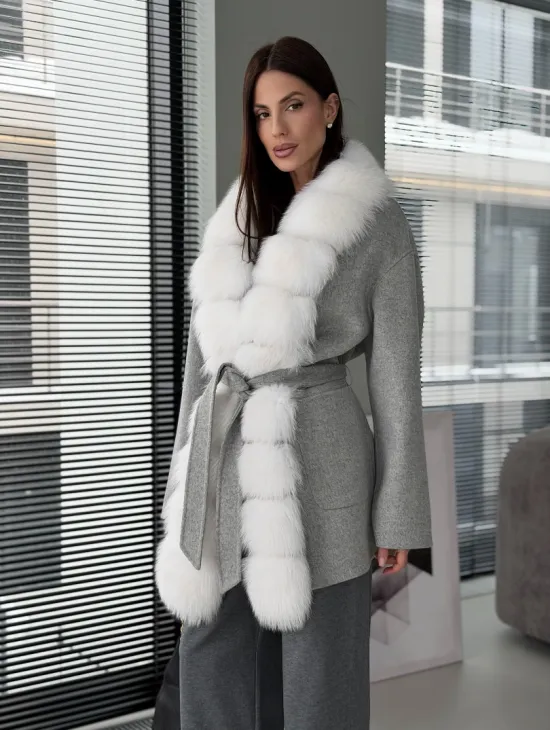 Серое пальто с меховым воротником - фото 16