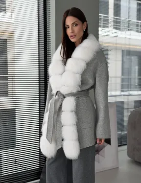 Серое пальто с меховым воротником - фото 16