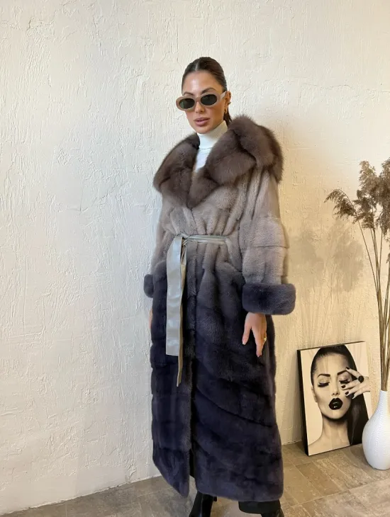 Удлиненная норковая шуба с капюшоном из меха куницы - эффект деграде - фото 6