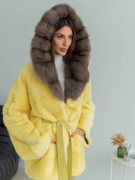 Норковое пончо - шуба с капюшоном из меха куницы - желтого цвета - фото 0