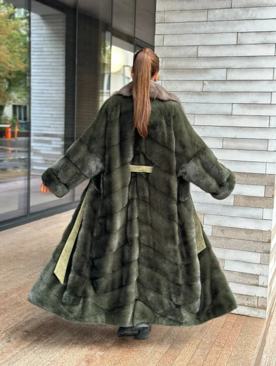 Шуба норковая хаки с воротником из меха куницы - фото 6