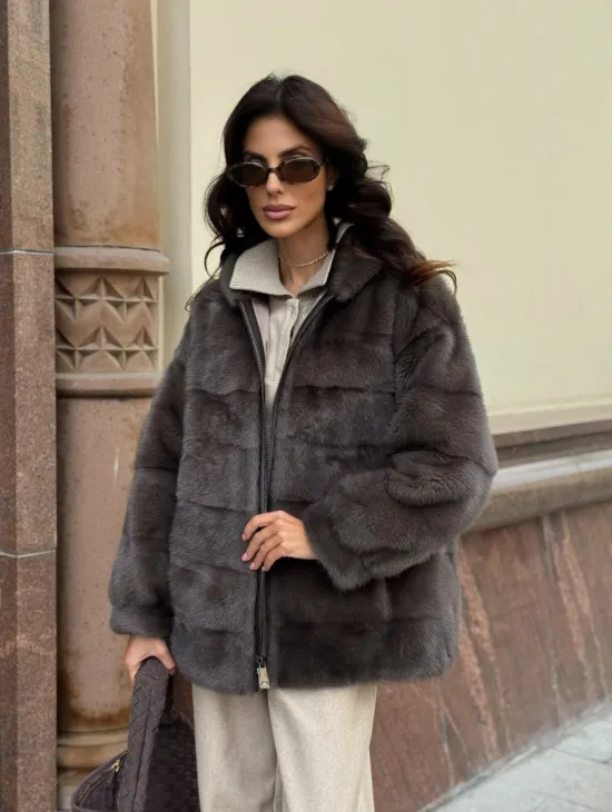 Бомбер из меха норки с капюшоном - цвет мокко - фото 8