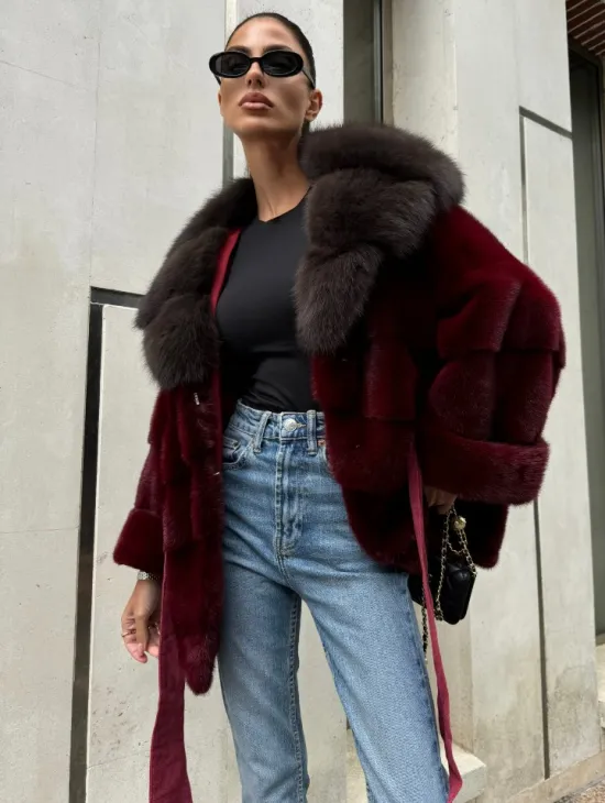 Шуба из меха норки с капюшоном из куницы бордового цвета - фото 4